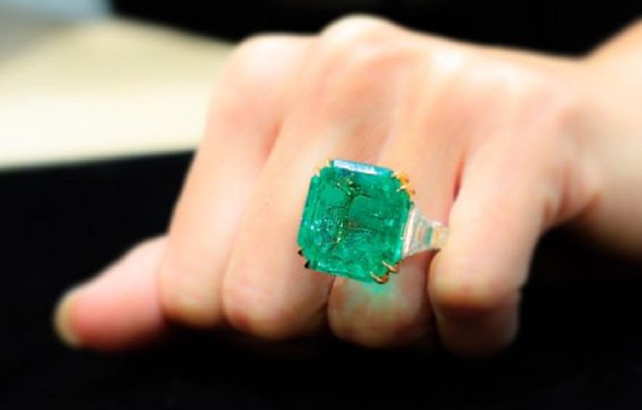 A gorgeous 31.49 carats Colombian emerald and diamond ring
