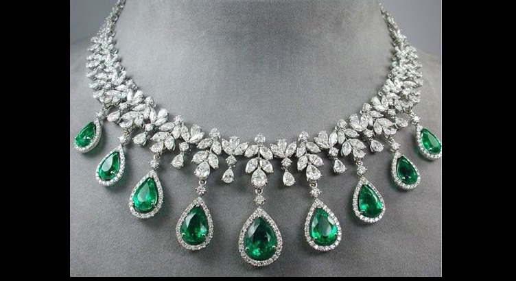 Elegant and Prestigious Emerald Drop Diamond Necklace 