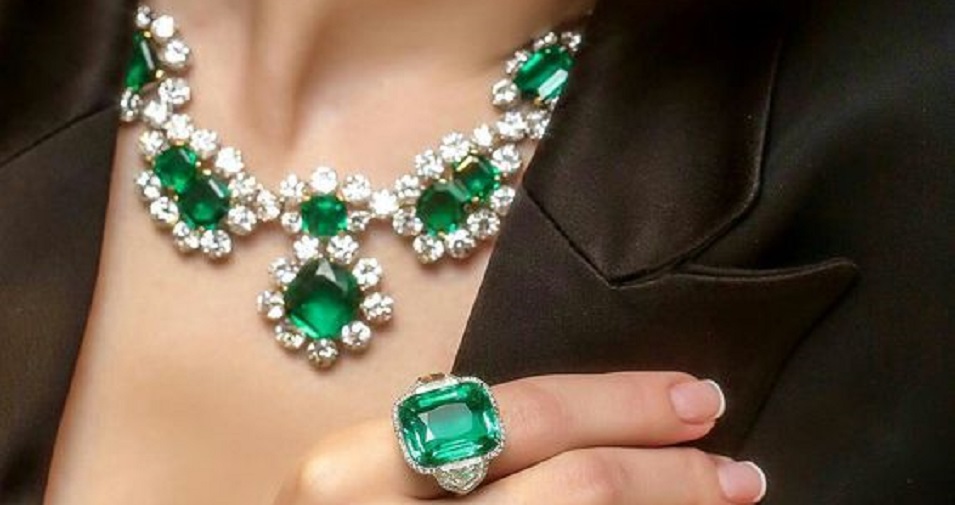 It’s a win-win combination from @baycojewels! The Stellar Green ring with 19 cts old-mine Colombian emerald and diamonds and the Ambrosiana Emeralds necklace with 9 old-mine Colombian emeralds weighting 41 cts in total and 79 cts of diamonds look so stunning together! 