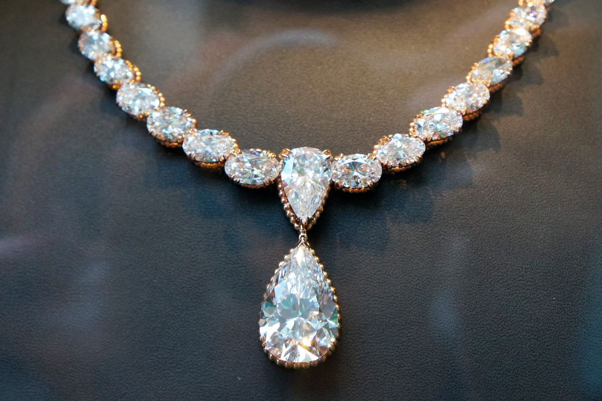 Perlé necklace, pink gold, pear-shaped 21.49ct diamond, pear-shaped 6.38ct diamond, 51 oval diamonds