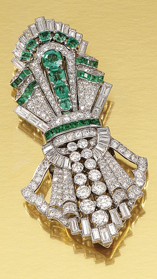 EMERALD AND DIAMOND DOUBLE CLIP BROOCH, 1930S.