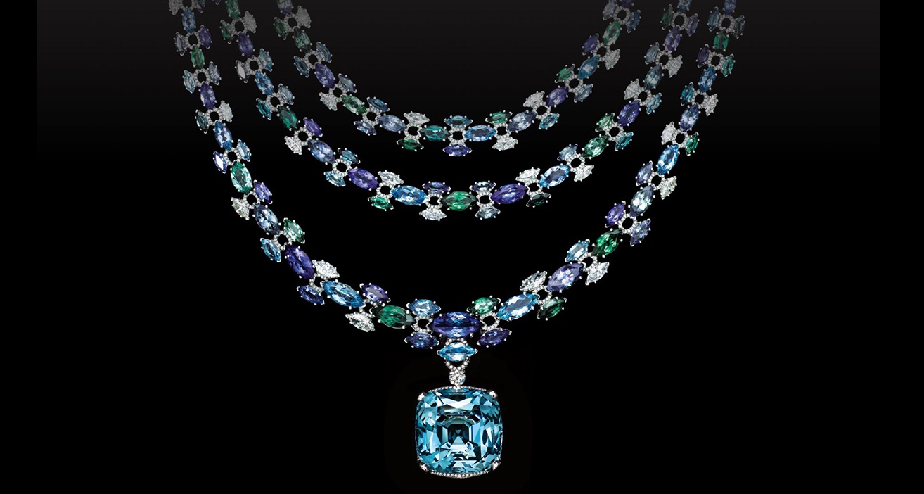 a necklace of three threads with a 52.8 carat aquamarine as a pendant. All are linked by a shared colour palette – deep, rich shades of blue that exude both the turbulent depths of the sea and the calming blue of the sky. 