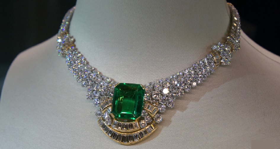 Christie's Dubai - White diamond necklace, with emerald centerstone
