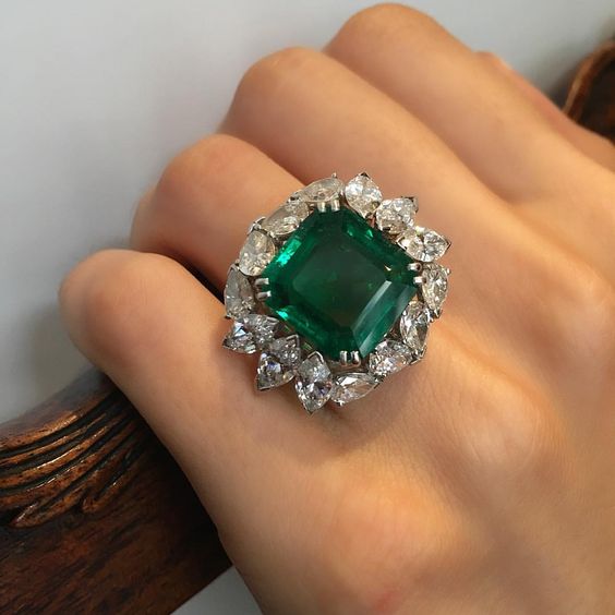 Harry Winston❤️Ring
Set with a fine Colombian emerald of 10.23 carats.